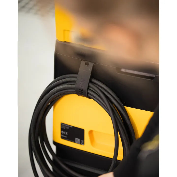 Almacenamiento del cable en el aspirador Mirka DEXOS